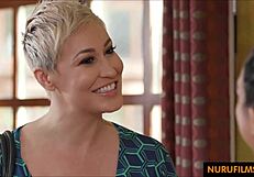 Studentka překvapí učitelku horkou masáží