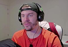 Sansürsüz anime kızlar hizmetçi kıyafetiyle yastık savaşı yapıp patronla köpek stili lockdown sikişi