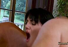 Сюрприз на день рождения: Блондинка и брюнетка шлюхи в двойном проникновении и анале