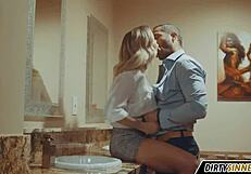 Zakaj ne jebati te vroče milfke v kopalnici?