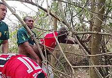 Požrešni študenti jebejo trdo v gejevski bareback gozdni sceni