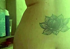 ميلف ساخنة بتنظف كسها تحت الدش وأنا بتفرج