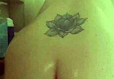 ميلف ساخنة بتنظف كسها تحت الدش وأنا بتفرج