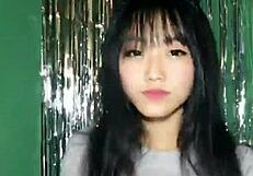 Em M�o Uplive dances sexy on Korean webcam livestream with hot moves.
