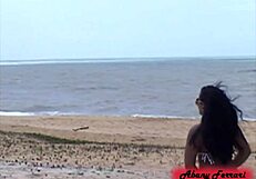 Fio dental e mostrando a buceta na praia de porto seguro ba