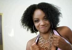 Fant, ko moja ebony milf dela striptease, njen fant ne more odoliti jebanju v pesjici!