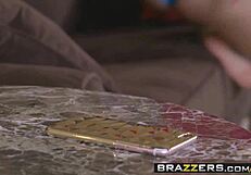 Blonde MILF Ehefrau Harley Jade betrügt am Arbeitsplatz mit dreckigem Masseur Johnny Sins