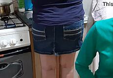 Si že drkal na svojo mačeho, ki kuha večerjo in jo spravi do orgazma?