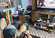 صديق مستقيم فضولي ينيك رجلين بشدة بدون واقي في أكشن قاسي