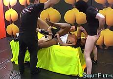 Ebony whore gets face covered in spunk after blowbang
