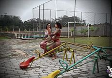 Fiz um sexo gostoso com a minha amiga no meio do playground - Lis XXX