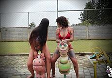 Fiz um sexo gostoso com a minha amiga no meio do playground - Lis XXX