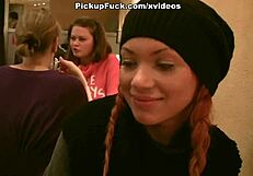 Руса курва хваната да чука здраво в мръсна обществена тоалетна