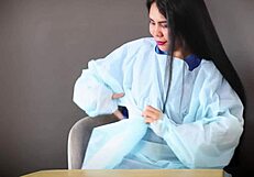 Hey, schau dir diesen wilden medizinischen Latexhandschuhe-Fetisch in Action! 🧤