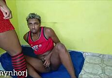 Começou o bloco de carnaval na minha cidade do rio de janeiro levei ja uma amiga pra minha base não resistir metir no pelo gozei muito na buceta dela