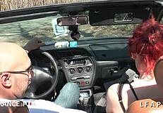 une belle femme se fait ramasser au bord de la route en lingerie