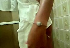 فتاة لاتينية شابة 18+ تحب الجنس الساخن في الحمام مع حبيبة.