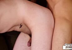 Jóvenes Justin Cross y Adam Strong follando sin condón