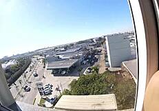 Sarada Nua Na Janela Do Hotel Em Frente Aeroporto