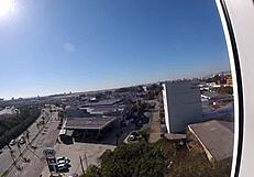 Sarada Nua Na Janela Do Hotel Em Frente Aeroporto