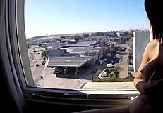 Sarada Nua Na Janela Do Hotel Em Frente Aeroporto