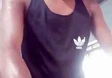 Dois jovens ficaram trocando olhares na academia em seguida neg�o foi pra casa da desconhecida fuder ela gozando dentro