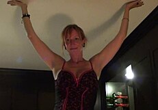 Sladki ljubeči par v kuhinji deli nežne kanadske trenutke