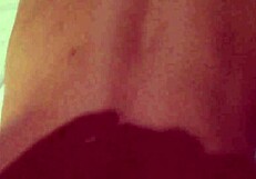 Chica rusa con pezones grandes experimenta orgasmo dos veces en encuentro interracial