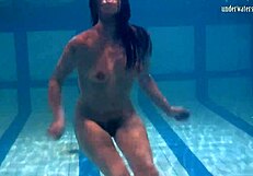 Ivetta joue dans la piscine, te défiant de regarder chacun de ses mouvements