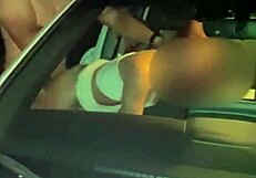 Quando o marido entrega sua linda esposa ruiva a dois negros dotados no terreno abandonado