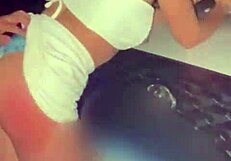 Quando o marido entrega sua linda esposa ruiva a dois negros dotados no terreno abandonado