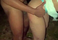 Quando o marido entrega sua linda esposa ruiva a dois negros dotados no terreno abandonado