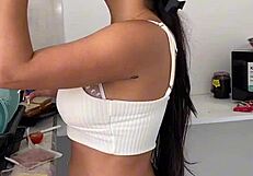 ACOMPAÑAME HACER EL DESAYUNO CON ESTA BELLA LATINA DE GRANDES TETAS Y CULO