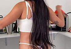 ACOMPAÑAME HACER EL DESAYUNO CON ESTA BELLA LATINA DE GRANDES TETAS Y CULO