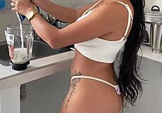 ACOMPAÑAME HACER EL DESAYUNO CON ESTA BELLA LATINA DE GRANDES TETAS Y CULO