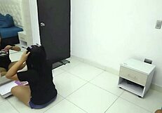 Слаба латиноамериканка брюнетка се навежда за свирка и сперма от огромен кур