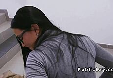 J'ai vu cette nana euro avec lunettes se faire baiser en public en POV