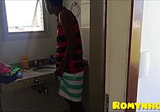 negão carioca dotado foi pra cabo frio ficou em um hotel que do lado tinha uma gostosa casada de biquíni ficou se masturbando foi pego ela convidou pra ir pro guarto dela fudeu sem camisinha gozou dentro