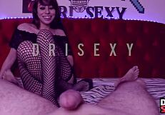 Novinha fazendo handjob e esfregando buceta no pau