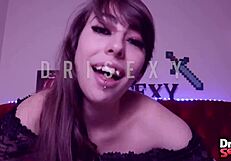 Novinha fazendo handjob e esfregando buceta no pau