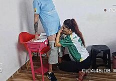 طلاب يرتدون ملابس نسائية يلتقون في الفصل لمتعة واقعية خارجية