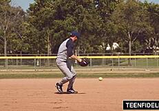 كيرستن لي تاخذ كريمبي من المدرب، ساخن جداً! 😍