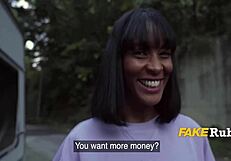 嘘，想要钱吗？现在跪下享受黑妞的活儿！