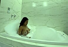 eu naquele banho sensual de espuma na banheira