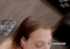 Brunetka kurba Sheila Faye menja sesanje za denar v hardcore seansi