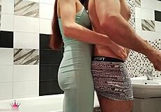 Kulüpten sonra evde hatun duygusal doggy pozisyonunda sikiliyor.