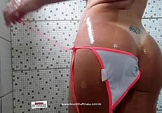 Instagram fitness girl takes a bath and shows off her figure