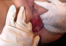 إيلاج قبضة متطرف لشابتي 18+ في غرفة شفافة، قذف في كل مكان