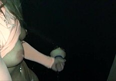 إيلاج قبضة متطرف لشابتي 18+ في غرفة شفافة، قذف في كل مكان