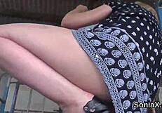 Nezvesta milf sonia prsti svoje velike joške masturbira